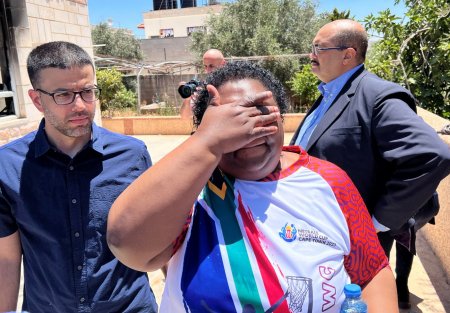 وزيرة الخدمة المدنية لجنوب إفريقيا تبكي خلال معاينة آثار عدوان المستوطنين على ترمسعيا